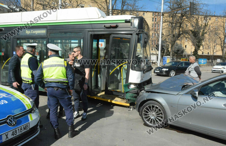 Тролей и кола катастрофираха на кръстовището до Цигарената фабрика