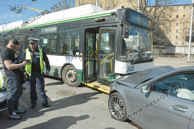 Тролей и кола катастрофираха на кръстовището до Цигарената фабрика