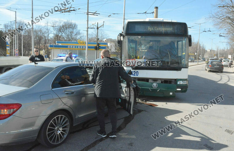 Тролей и кола катастрофираха на кръстовището до Цигарената фабрика