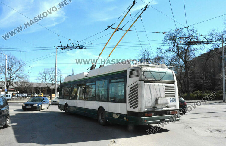 Тролей и кола катастрофираха на кръстовището до Цигарената фабрика