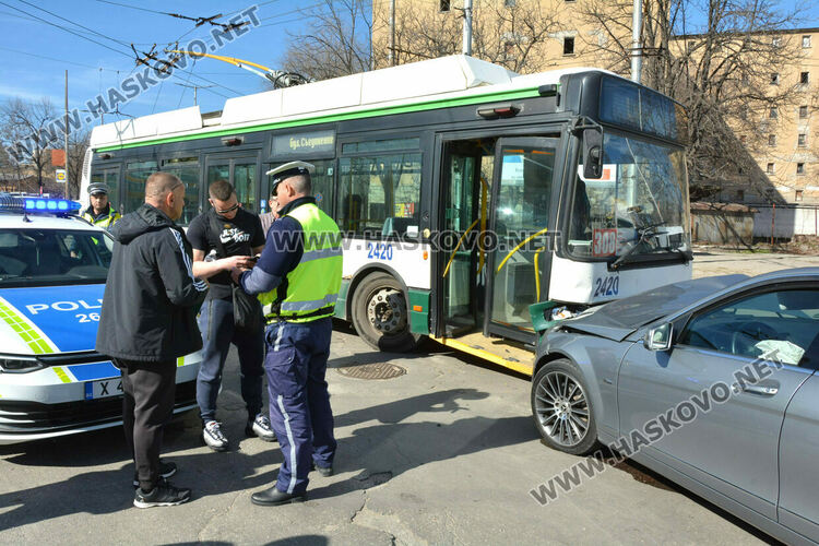 Тролей и кола катастрофираха на кръстовището до Цигарената фабрика