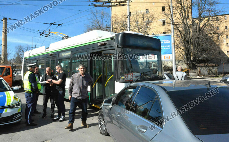 Тролей и кола катастрофираха на кръстовището до Цигарената фабрика