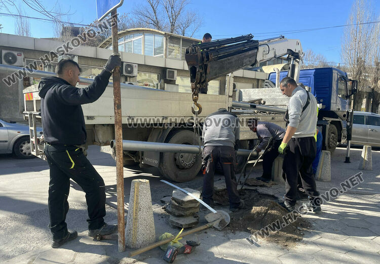 Подменят разбития при катастрофа уличен стълб до спирка в Хасково