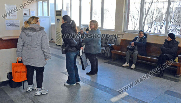 Намаляха опашките от чакащи болни пред ТЕЛК-Хасково след промените