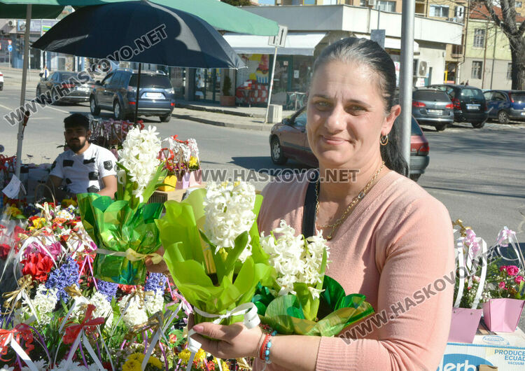 8-9 лева достигна розата в Хасково за 8-ми март