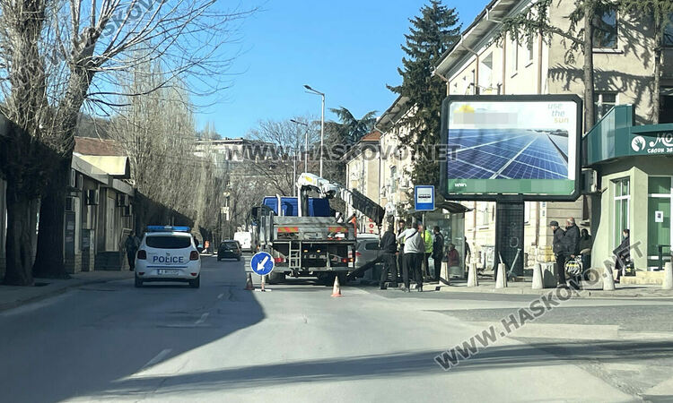 Подменят разбития при катастрофа уличен стълб до спирка в Хасково