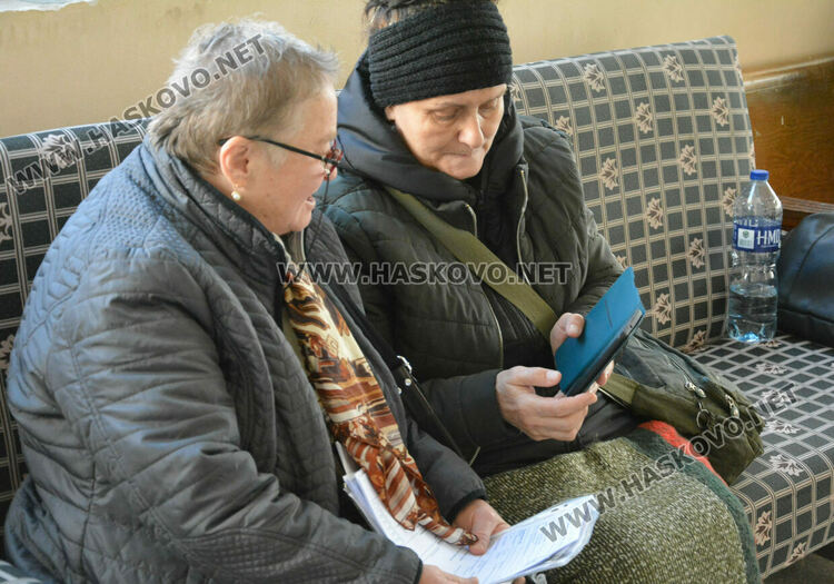 Намаляха опашките от чакащи болни пред ТЕЛК-Хасково след промените