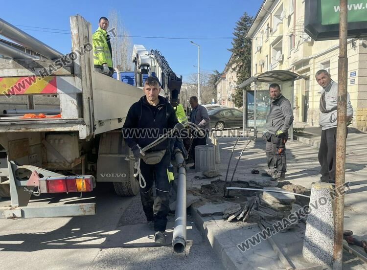 Подменят разбития при катастрофа уличен стълб до спирка в Хасково