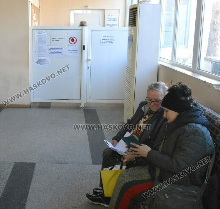 Намаляха опашките от чакащи болни пред ТЕЛК-Хасково след промените
