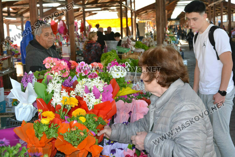 8-9 лева достигна розата в Хасково за 8-ми март