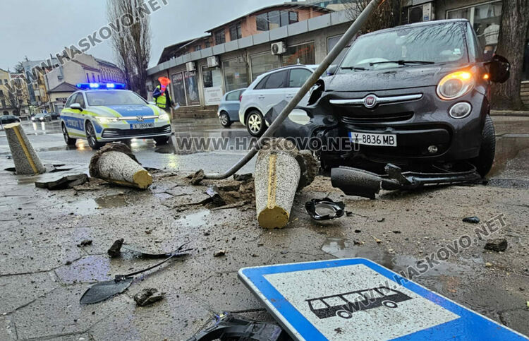 Подменят разбития при катастрофа уличен стълб до спирка в Хасково