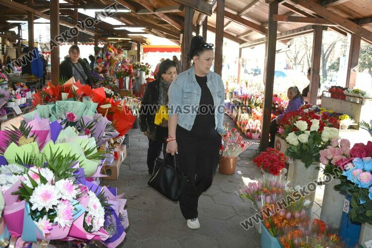 8-9 лева достигна розата в Хасково за 8-ми март