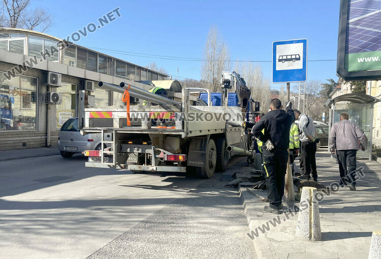 Подменят разбития при катастрофа уличен стълб до спирка в Хасково