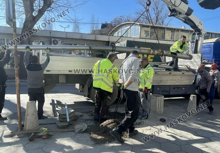Подменят разбития при катастрофа уличен стълб до спирка в Хасково