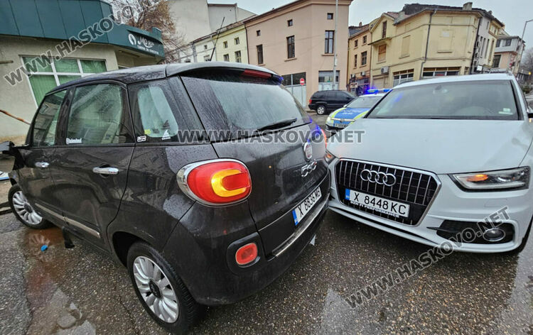 Подменят разбития при катастрофа уличен стълб до спирка в Хасково