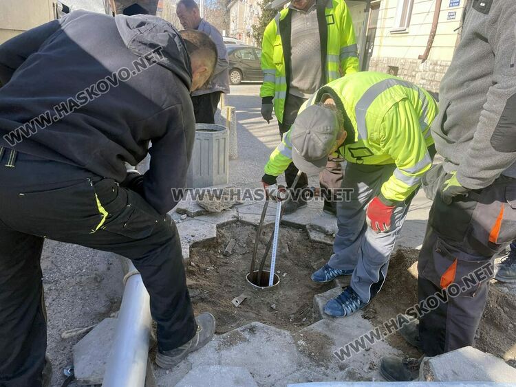 Подменят разбития при катастрофа уличен стълб до спирка в Хасково