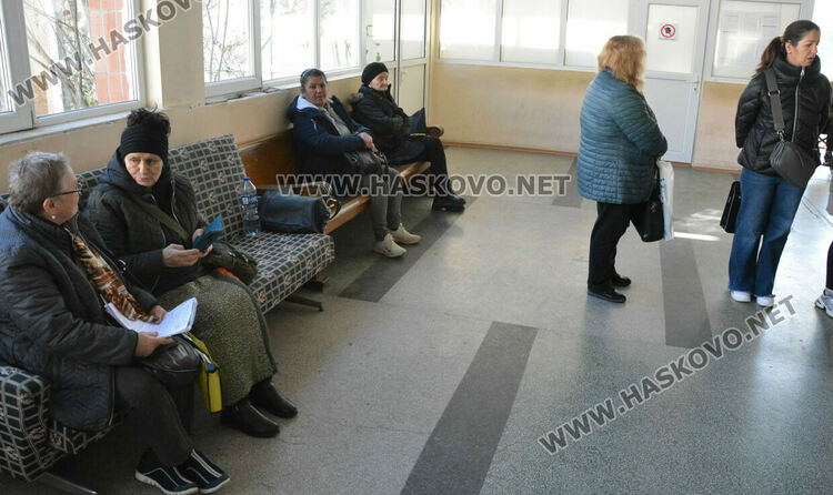 Намаляха опашките от чакащи болни пред ТЕЛК-Хасково след промените