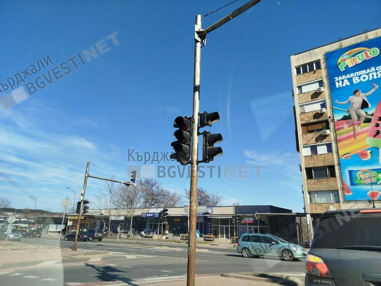Все по-често светофарите в кв.”Веселчане”в Кърджали не работят, настъпва хаос