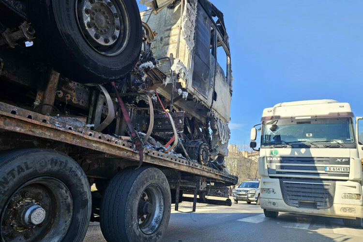 Камион, натоварен с изгорял ТИР, аварира на кръговото в Димитровград