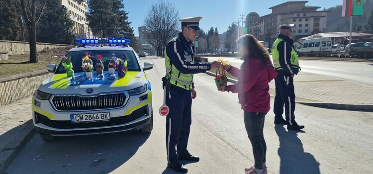 Цветя за дамите зад волана от Пътна полиция в Смолян 