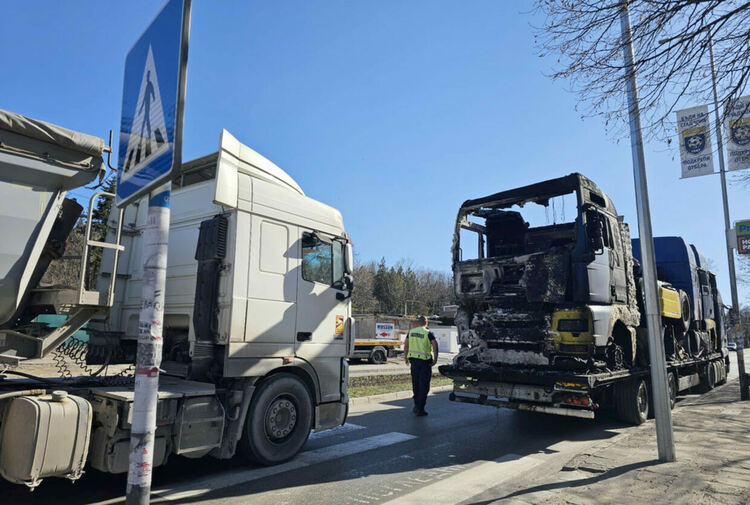 Камион, натоварен с изгорял ТИР, аварира на кръговото в Димитровград