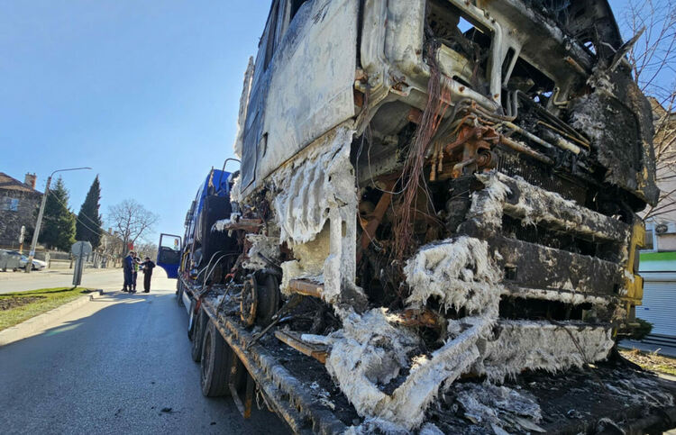 Камион, натоварен с изгорял ТИР, аварира на кръговото в Димитровград