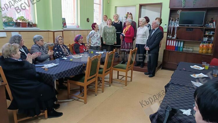 Дамите с увреждания отбелязаха Осми март в Кърджали, кметът ги дари с живи цветя