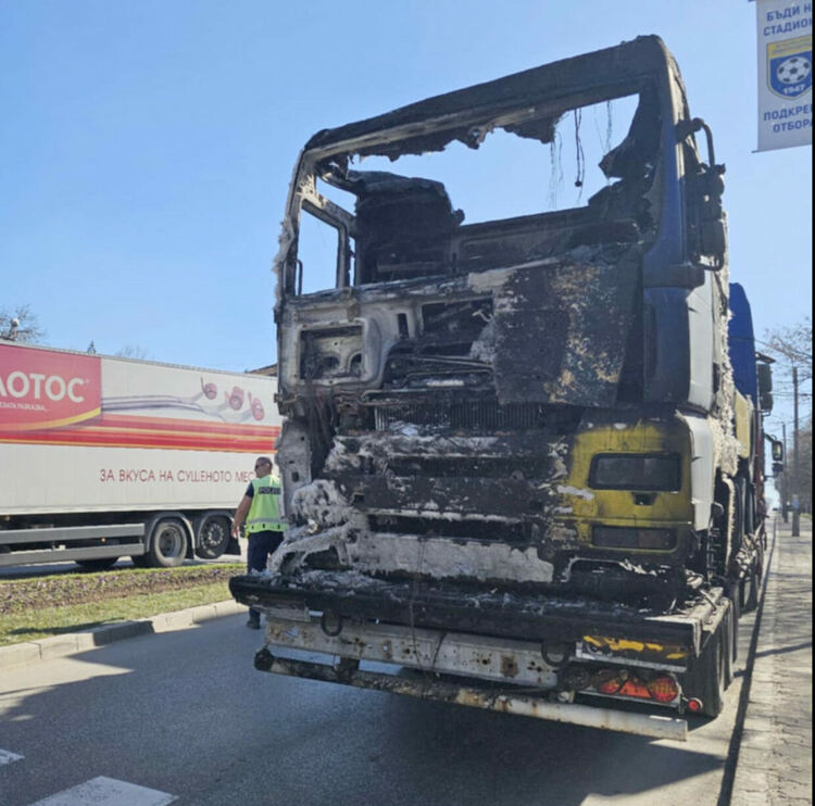 Камион, натоварен с изгорял ТИР, аварира на кръговото в Димитровград