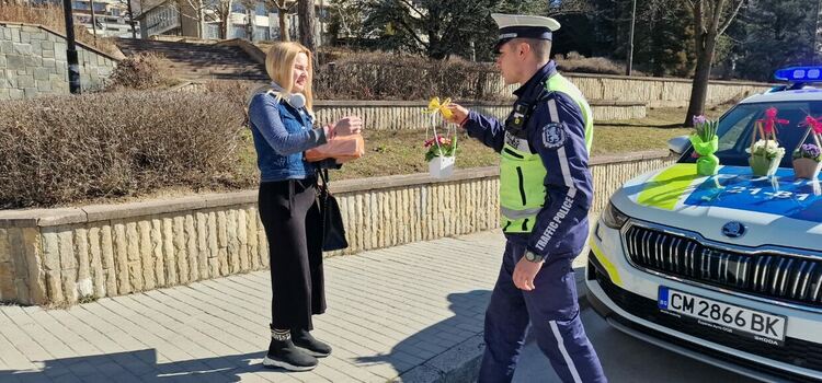 Цветя за дамите зад волана от Пътна полиция в Смолян 