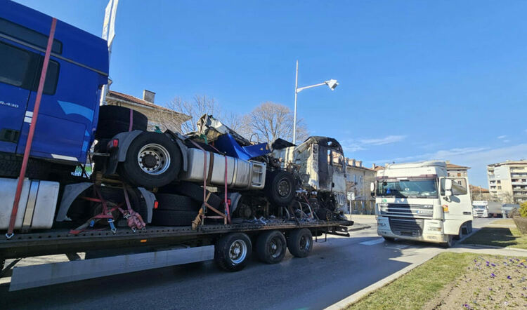 Камион, натоварен с изгорял ТИР, аварира на кръговото в Димитровград