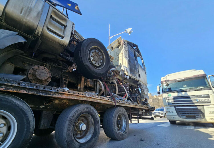 Камион, натоварен с изгорял ТИР, аварира на кръговото в Димитровград