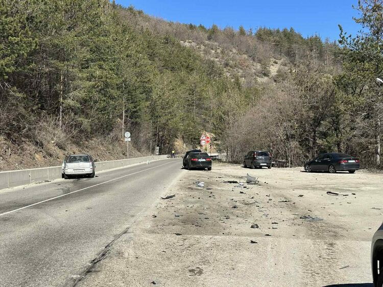 Катастрофа с ранен по пътя Чепеларе-Пловдив затруднява движението
