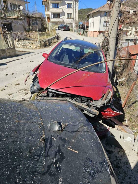 Възрастен шофьор помля лимузина и едва не влезе в спалнята на семейство в Смолян