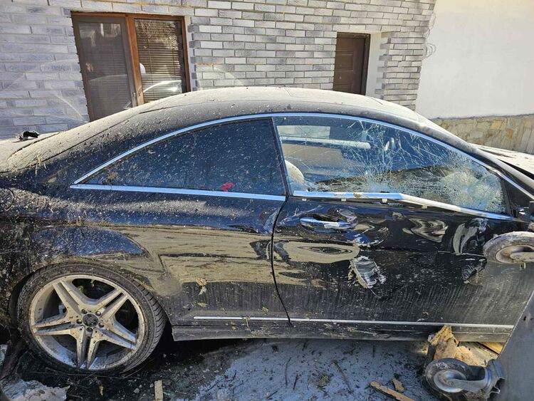 Възрастен шофьор помля лимузина и едва не влезе в спалнята на семейство в Смолян