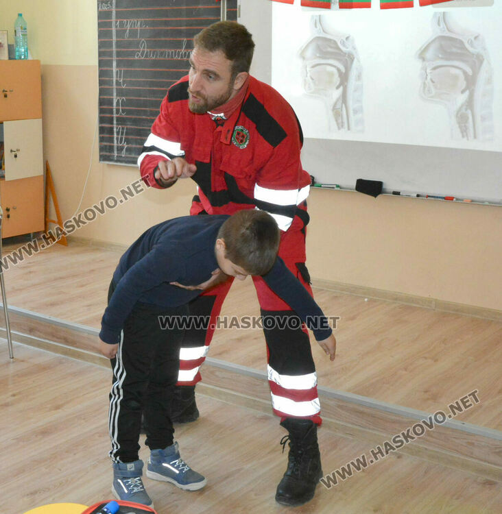 Доброволци показаха на първокласници как да оказват първа помощ