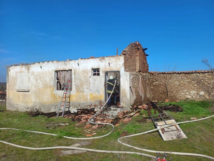 Изгоря изоставена общинска сграда в село Родопи