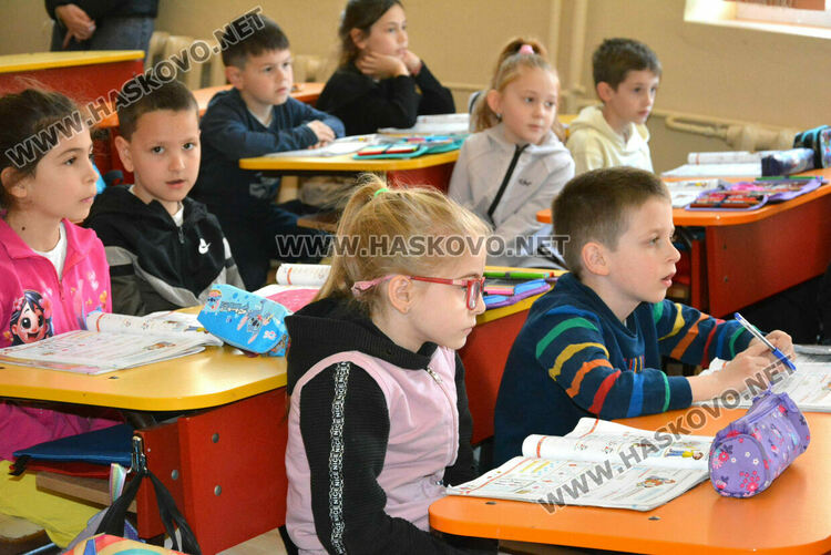 Доброволци показаха на първокласници как да оказват първа помощ