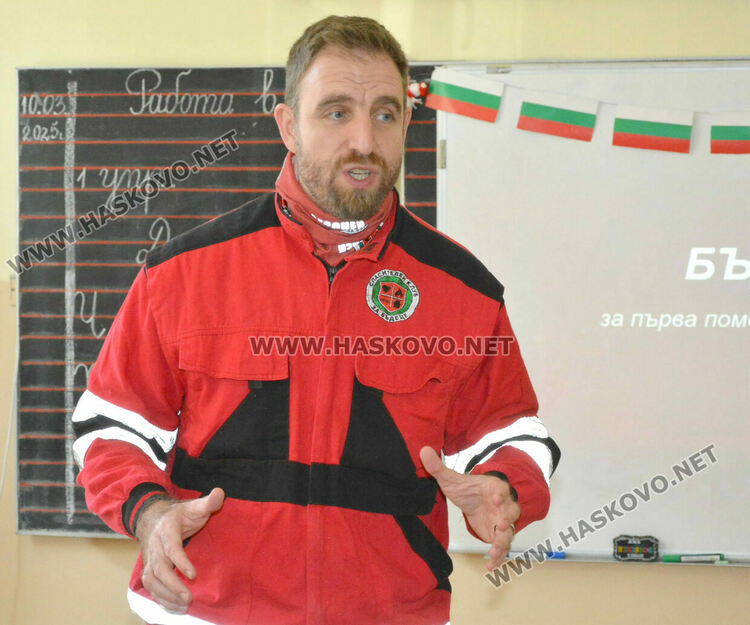 Доброволци показаха на първокласници как да оказват първа помощ