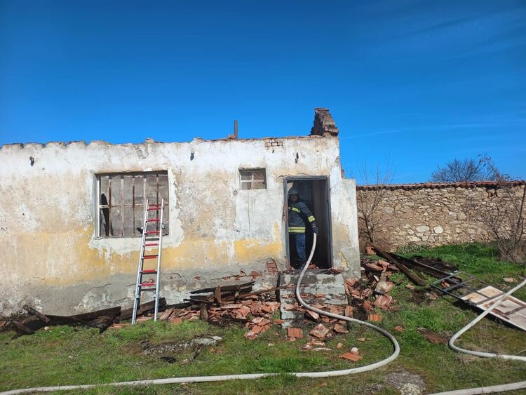 Изгоря изоставена общинска сграда в село Родопи