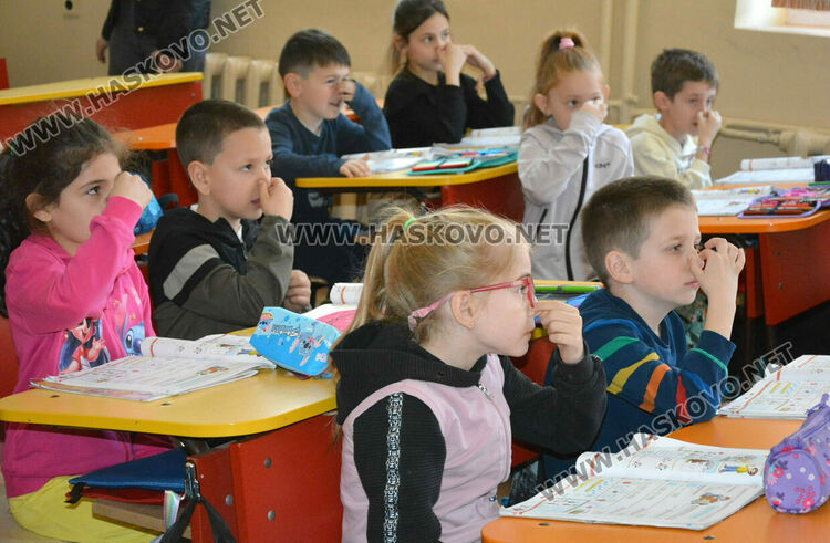 Доброволци показаха на първокласници как да оказват първа помощ