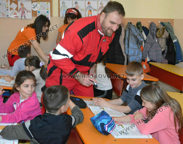 Доброволци показаха на първокласници как да оказват първа помощ