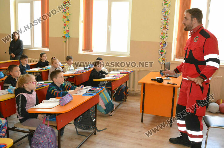 Доброволци показаха на първокласници как да оказват първа помощ