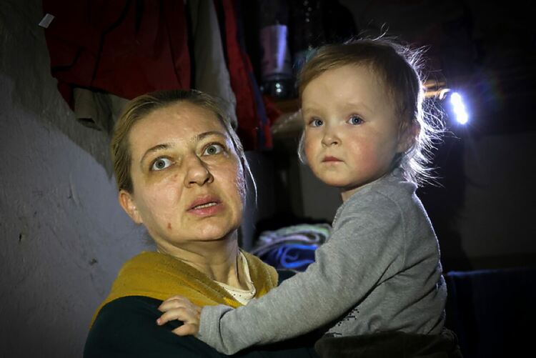 Украинско дете и майка му, заснети в бомбоубежище. Множество сираци на войната обаче вече са в Русия