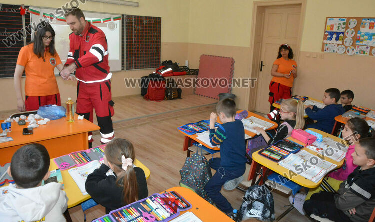 Доброволци показаха на първокласници как да оказват първа помощ