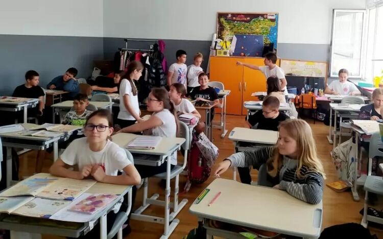 С новите програми учениците ще усъвършенстват уменията си за четене с разбиране, по финансова грамотност, математика и др.