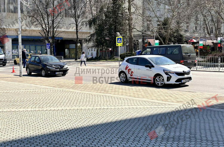 Катастрофа между два френски автомобила в центъра на Димитровград