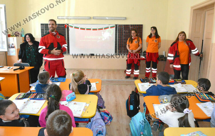 Доброволци показаха на първокласници как да оказват първа помощ