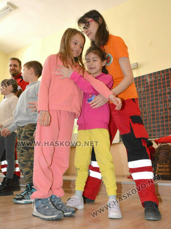 Доброволци показаха на първокласници как да оказват първа помощ