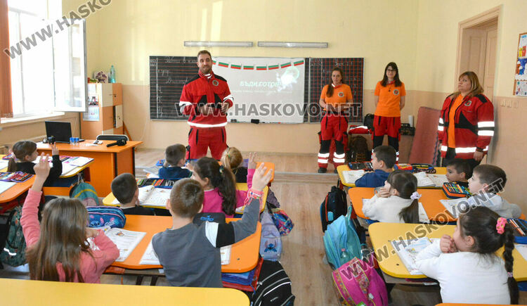 Доброволци показаха на първокласници как да оказват първа помощ