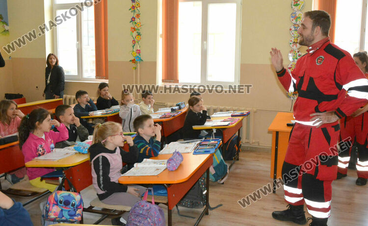 Доброволци показаха на първокласници как да оказват първа помощ